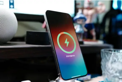 白山苹果15换屏服务分享用什么充电器给iPhone15充电更好 